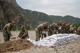 布克谈逆转取胜：尼克斯上一场在主场胖揍我们 今天大家团结一心