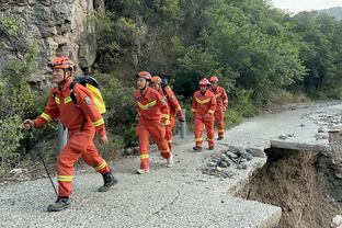 里夫斯：试图在浓眉身前完成终结的人会很痛苦 因为那并不容易